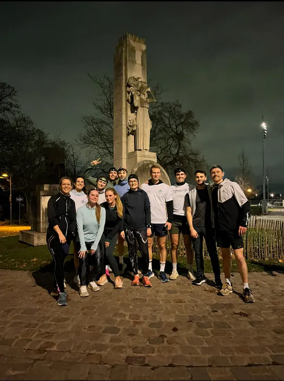 Coureurs devant le monument aux pigeons voyageurs à la Citadelle de Lille, de nuit