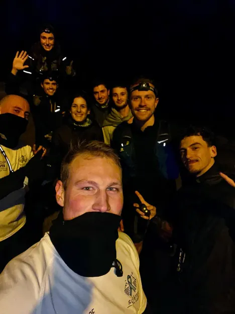 Selfie de groupe pendant un run solidaire